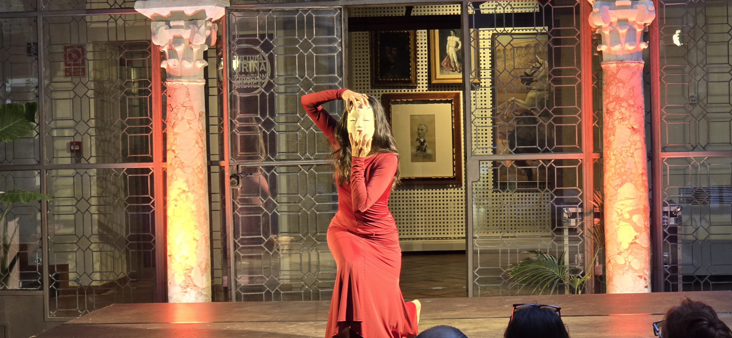 momento de la performance de Irene Lázaro en la presentación del número 30 de Boletín de Loterías y Toros